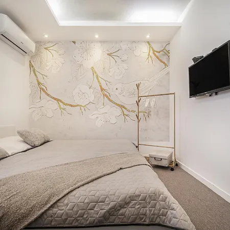 Elisabeth By Pyramid *