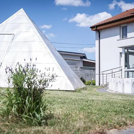 Elisabeth By Pyramid Apartman *